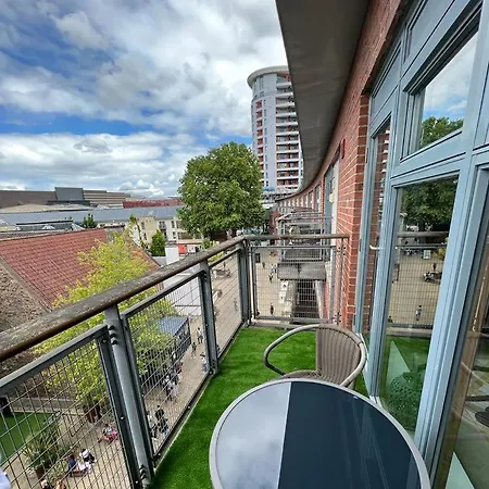 Contemporary - Bristol City Centre Apartment Апартаменти *