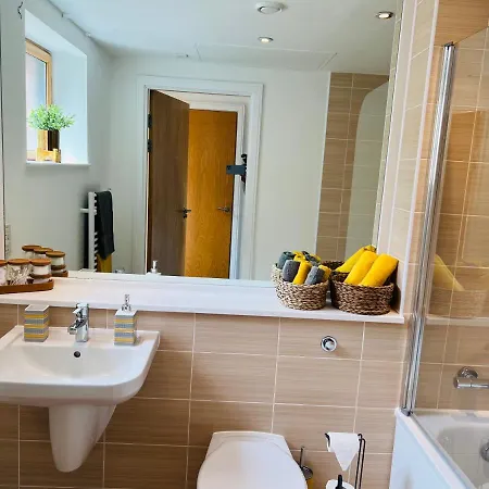 Апартаменти Contemporary - Bristol City Centre Apartment Бристоль
