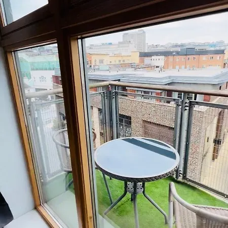 Contemporary - Bristol City Centre Apartment *