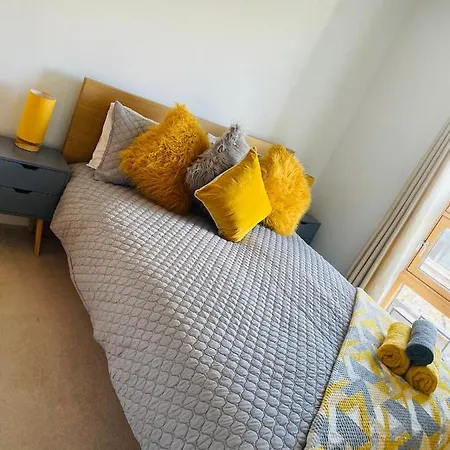 Contemporary - Bristol City Centre Apartment * Bristol