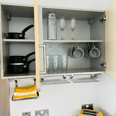 Contemporary - Bristol City Centre Apartment Бристоль