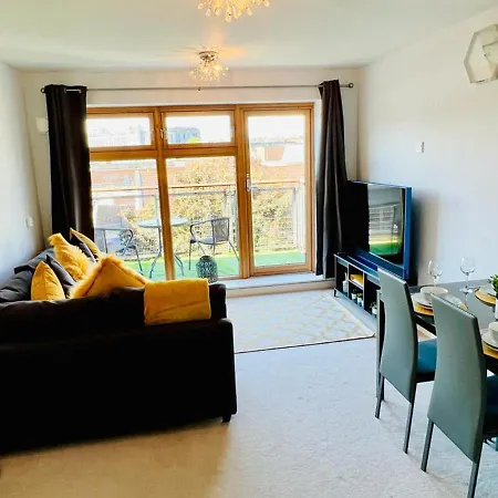 Contemporary - Bristol City Centre Apartment *