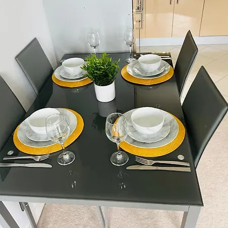 Апартаменти Contemporary - Bristol City Centre Apartment *